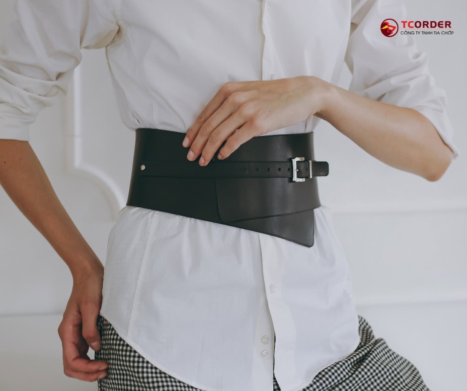 Các xu hướng thắt lưng đang thịnh phải bao gồm thắt lưng bản to và thắt lưng double wrap.